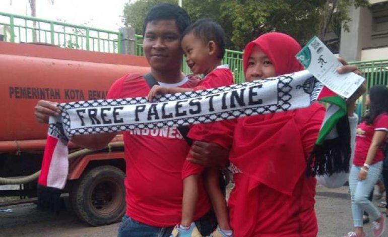 Syal Palestina Digemari Suporter Timnas Indonesia