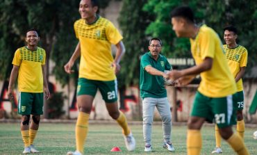 Aji Santoso Tidak Terganggu Absennya Pemain Jelang Persebaya Hadapi Bhayangkara FC