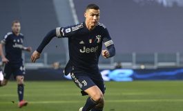 Cetak 770 Goal, Ronaldo Dapat Hadiah Jersey GOAT dari Juventus
