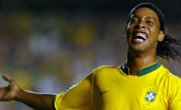 Nostalgia pada Acara Amal, Ronaldinho Malah Permalukan Puyol di Depan Umum